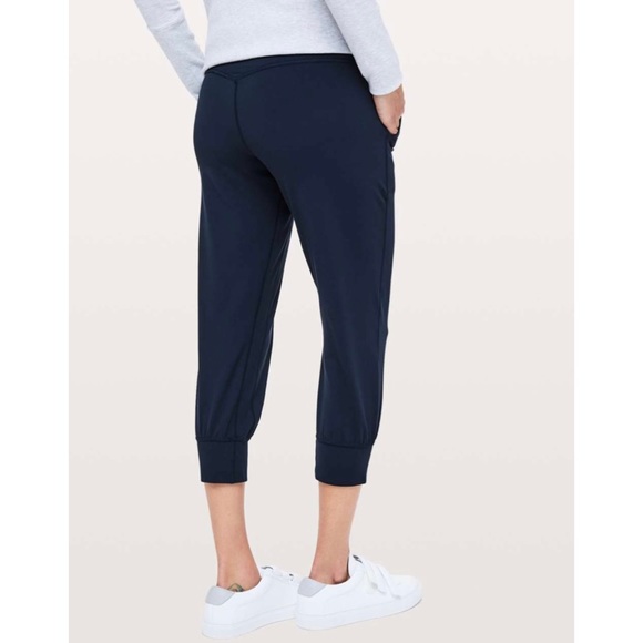 Lululemon Sz 2 Align Jogger Crop *23" in True Navy Nulu Material Size 2 - Picture 4 of 15